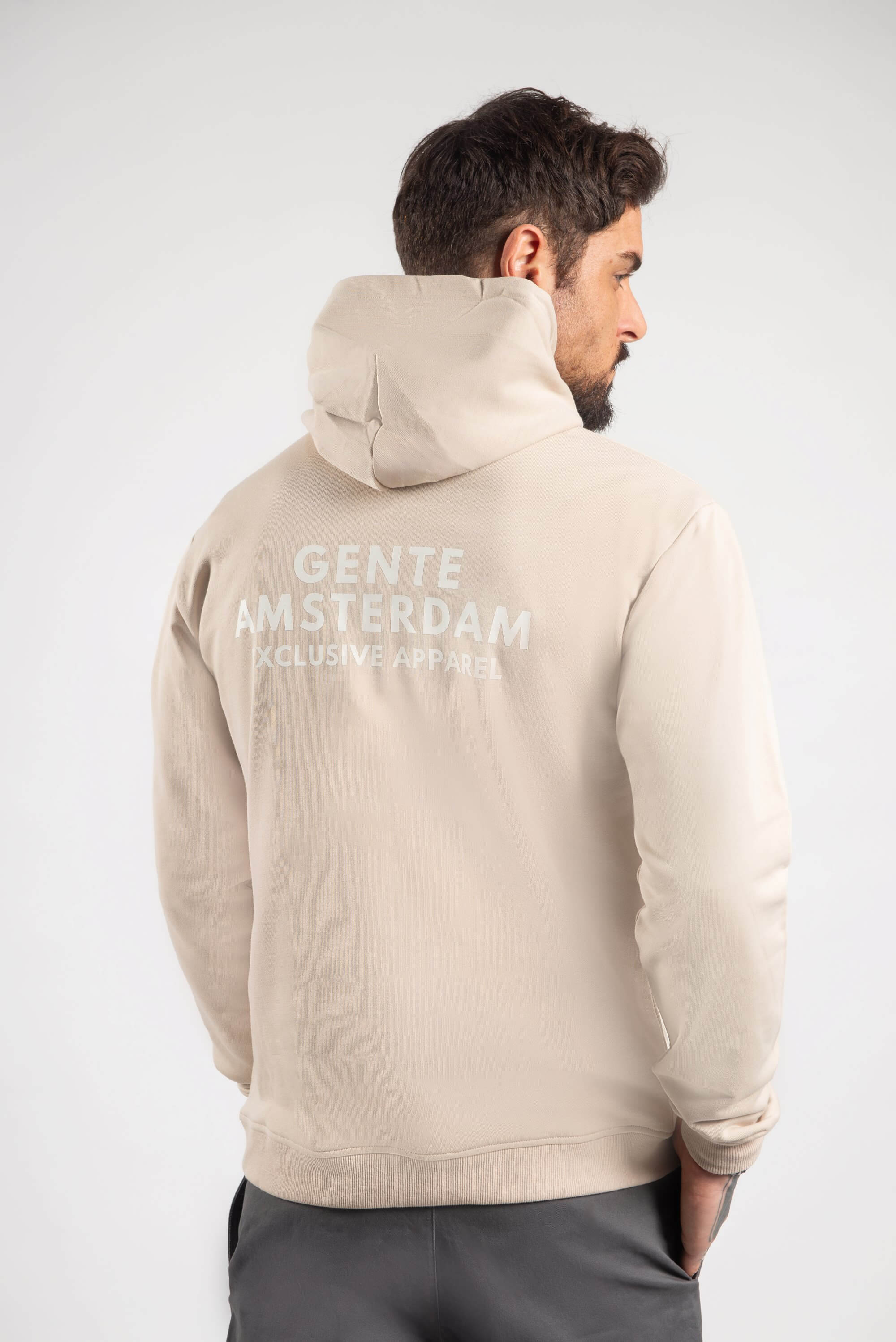 גב הקפוצ'ון בז' של Gente Amsterdam – מבט על העיצוב והגימור המדויק